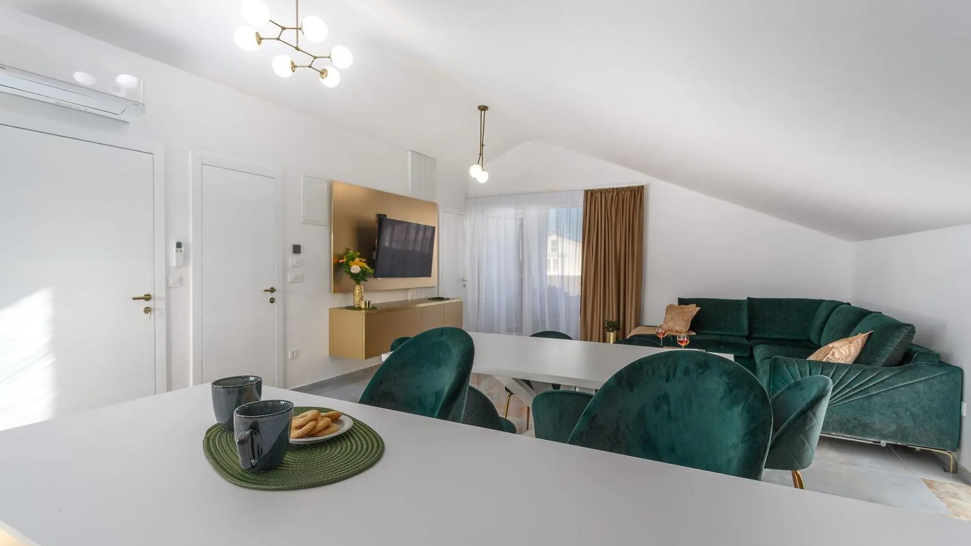 Villa Palma Krk Penthouse apartment with sea view and private jacuzzi Veglia 0*,  Croaţia