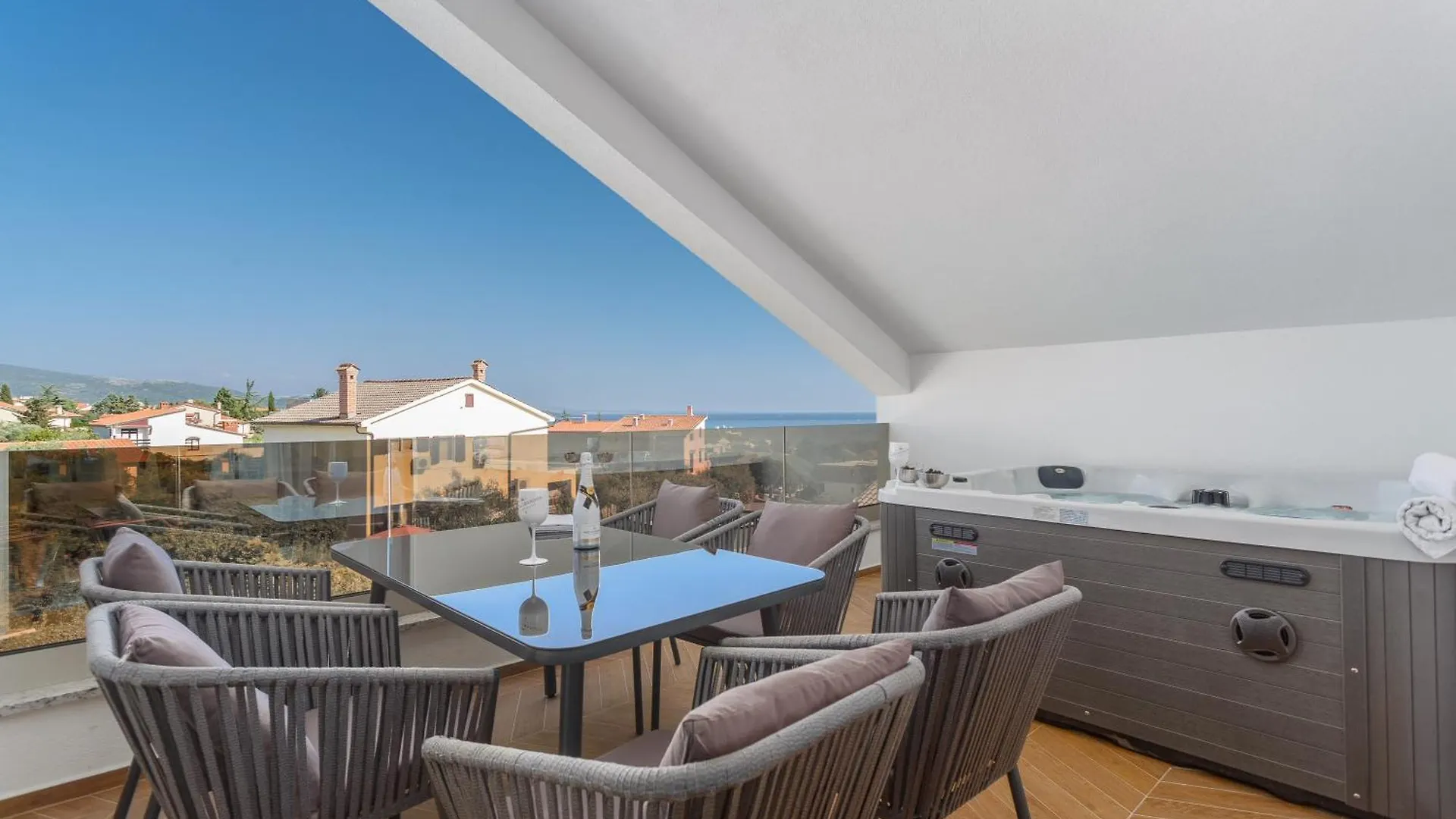 Villa Palma Krk Penthouse apartment with sea view and private jacuzzi Veglia Pensiune